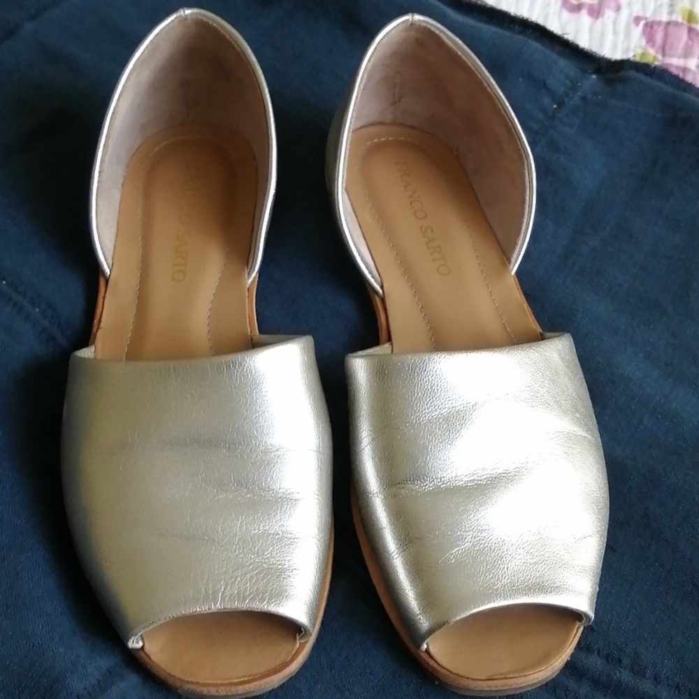 Women's Size 10M open-toe flat shoes.